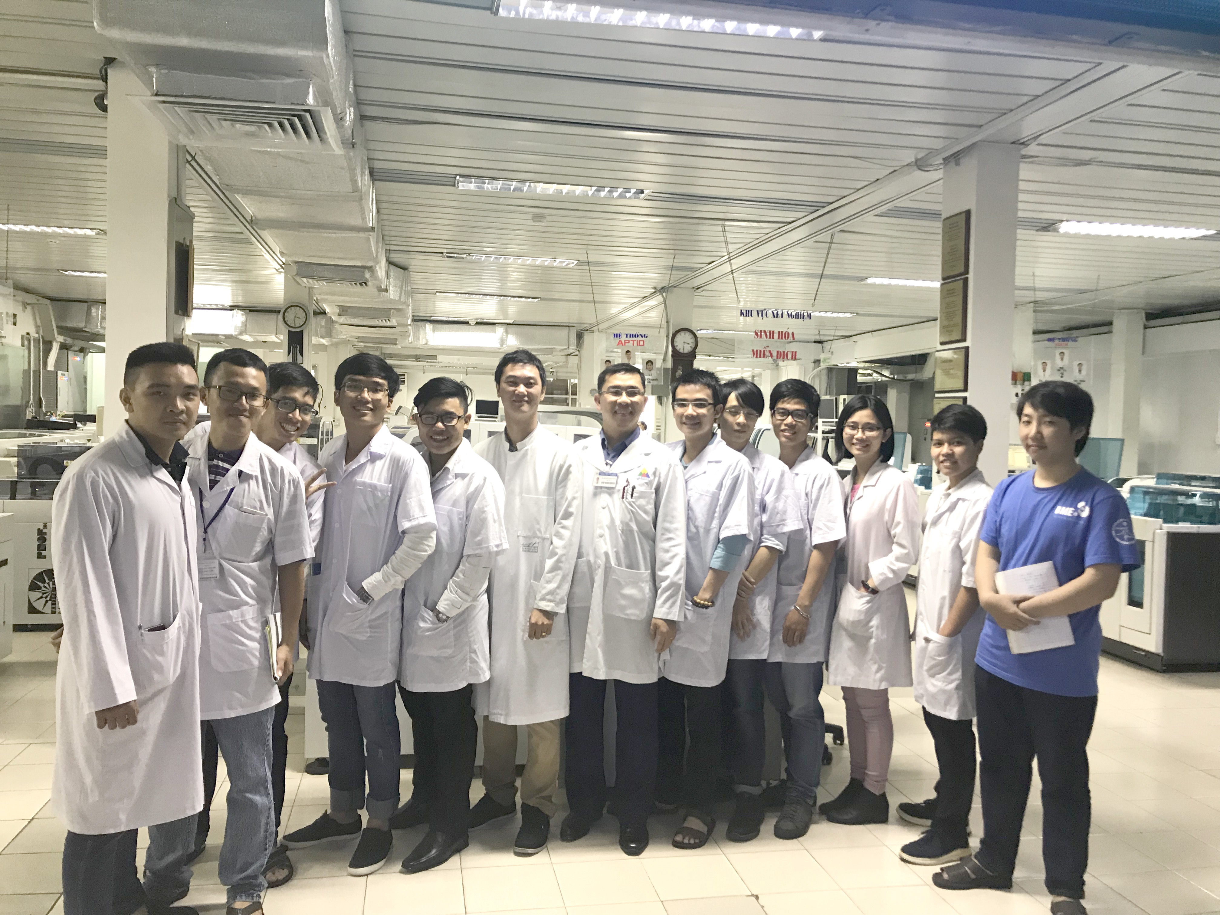 Đoàn sinh viên Đại Học Quốc Tế tham quan khoa Xét Nghiệm Medic-Lab